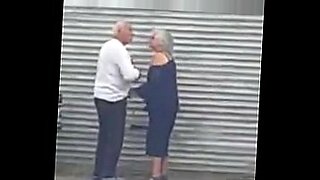 video del hombre que empuja el poto de la chica y la chica la chupa el pene