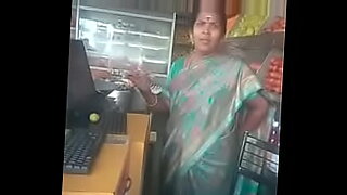 indian aunty lift her saree to show panty ass video