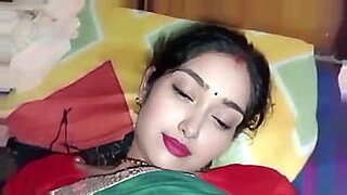 desi riya bhabhi had sex by putting an anal plug in her ass