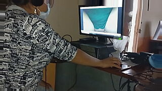porno entra al baño y me ayuda a terminar