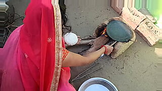 दोस्तों के साथ मां