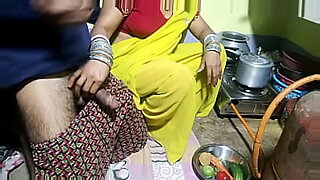 apni biwi ko pramotion ke liye apne samne ghar laker chudwaya